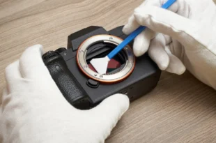 membersihkan lensa kamera